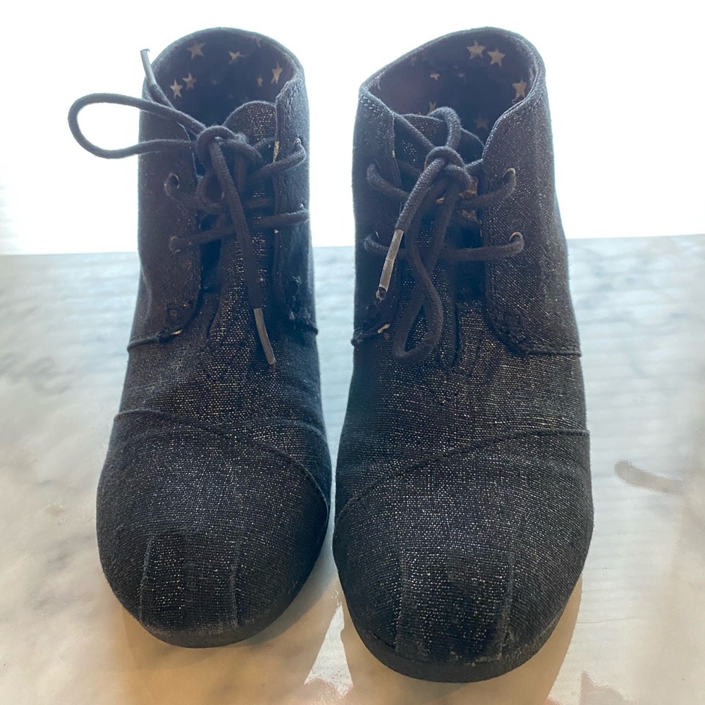 Tom’s Charcoal Gray and Silver Wedges - Picture 2 of 5